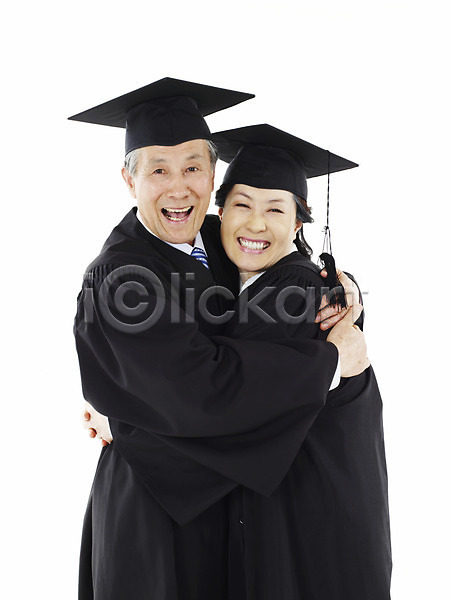 다정 즐거움 남자 노년 노인만 동양인 두명 사람 여자 한국인 JPG 포토 누끼 미소(표정) 부부 세로 스튜디오촬영 실내 실버(노인) 웃음 졸업 졸업가운 커플 포옹 학사모