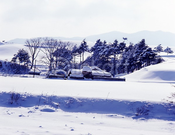 사람없음 JPG 포토 건물 건축 건축물 겨울 계절 나무 농촌 눈(날씨) 마을 사계절 산 설경 식물 야외 언덕 여러그루 주간 주택 초원(자연) 풍경(경치)