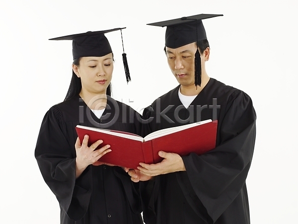 40대 남자 동양인 두명 사람 여자 중년 중년만 한국인 JPG 포토 검은색 교육 누끼 빨간색 실내 졸업 졸업가운 졸업식 졸업장 책 학사모