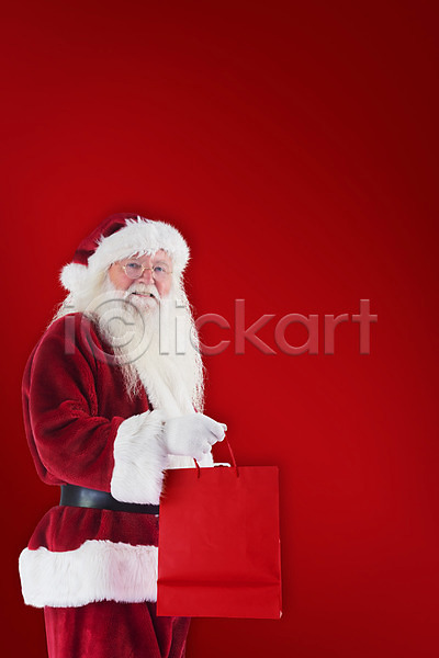 남자 노년 노인남자한명만 한명 JPG 옆모습 포토 해외이미지 들기 빨간색 산타클로스 상반신 쇼핑 쇼핑백 크리스마스 해외202004