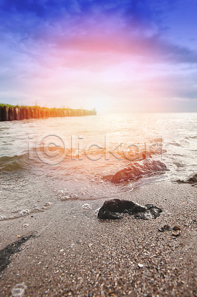 이동 휴식 사람없음 JPG 포토 해외이미지 구름(자연) 모래 물 바다 방파제 빨간색 야외 여름(계절) 여행 일몰 일출 조류 조약돌 태양 파도 폴란드 풍경(경치) 하늘 해외202004 햇빛