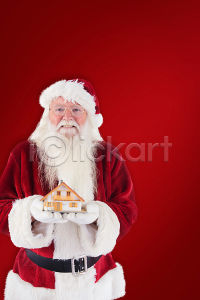 남자 노년 노인남자한명만 한명 JPG 앞모습 포토 해외이미지 건축모형 들기 빨간색 산타클로스 상반신 주택 크리스마스 해외202004