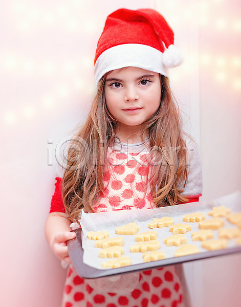 기쁨 준비 축하 행복 백인 사람 아기 어린이 여자 한명 JPG 포토 해외이미지 겨울 굽기 놀이 만들기 빨간색 산타클로스 새해 오븐 요리 음식 장식 전통 주방 쿠키 크리스마스 해외202004