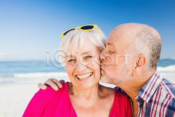 사랑 함께함 60대 70대 남자 노년 노인만 두명 백인 여자 JPG 포토 해외이미지 노후 맑음 모래 물 바다 서기 야외 여름(계절) 커플 키스 파도 포옹 해외202004 휴가