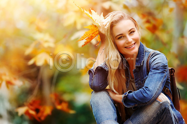 기쁨 백인 사람 성인 성인여자한명만 여자 한명 JPG 포토 해외이미지 가을(계절) 계절 공원 나무 노란색 단풍 라이프스타일 맑음 모델 미소(표정) 숲 야외 유행 일몰 잎 자연 해외202004 햇빛 휴가