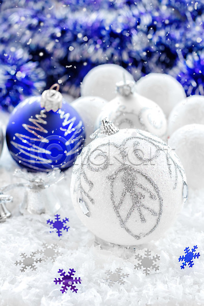 새로움 축하 행복 사람없음 JPG 포토 해외이미지 12월 겨울 계절 공 기념 눈송이 디자인 묘사 백그라운드 별 빛 선물 원형 은색 장식 장식볼 전통 축제 크리스마스 파란색 해외202004 흰색