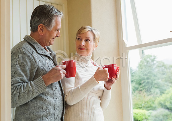 함께함 행복 60대 70대 남자 노년 노인만 두명 백인 여자 JPG 포토 해외이미지 가정 따뜻한음료 라이프스타일 머그컵 미소(표정) 아파트 주택 차(음료) 창문 커플 커피 해외202004
