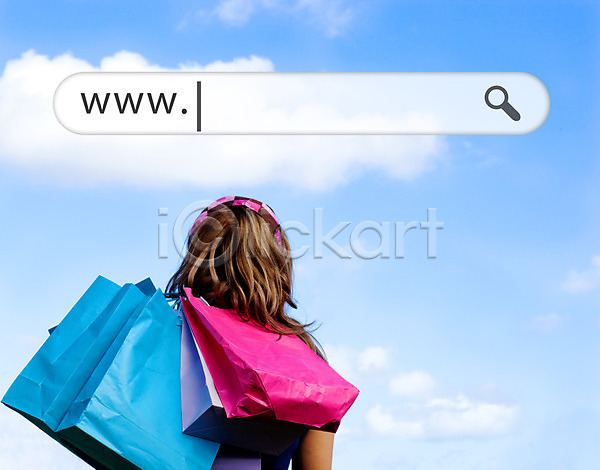 전자상거래 20대 백인 여자 한명 3D JPG 포토 해외이미지 디지털 쇼핑 쇼핑백 온라인 웹 인터넷 추상 컨셉 컴퓨터 컴퓨터그래픽 하늘 해외202004