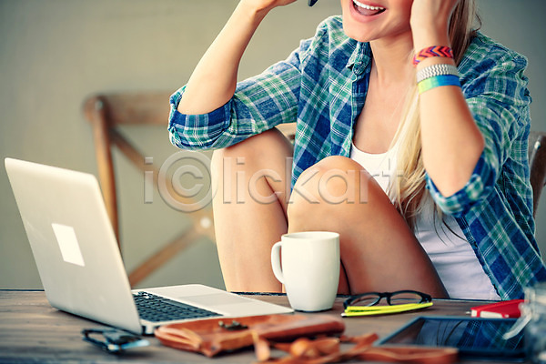 백인 사람 성인 성인여자한명만 여자 한명 JPG 포토 해외이미지 교육 노트북 대화 미소(표정) 비즈니스 스마트폰 실내 연결 차(음료) 커피 컴퓨터 컵 프리랜서 학생 해외202004