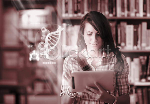 미래 한명 JPG 포토 해외이미지 DNA 교육 대학교 도서관 디지털 미소(표정) 서기 스크린 실내 인터페이스 책장 태블릿 터치 터치스크린 학생 학습 해외202004 홀로그램