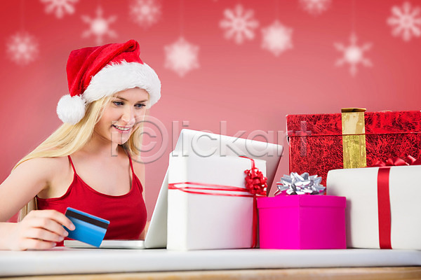 전자상거래 축하 행복 10대 백인 사람 성인 성인여자한명만 여자 한명 JPG 비네팅 소프트포커스 포토 해외이미지 금발 긴머리 노트북 디지털 미소(표정) 빨간색 산타모자 상자 선물 쇼핑 스타일 온라인쇼핑 축제 크리스마스 크리스마스트리 해외202004