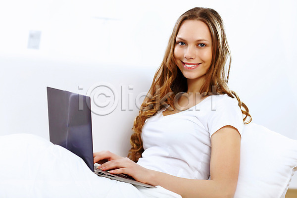 러블리 백인 사람 성인 성인여자한명만 여자 한명 JPG 포토 해외이미지 노트북 미소(표정) 백그라운드 앉기 유럽 컴퓨터 학생 해외202004