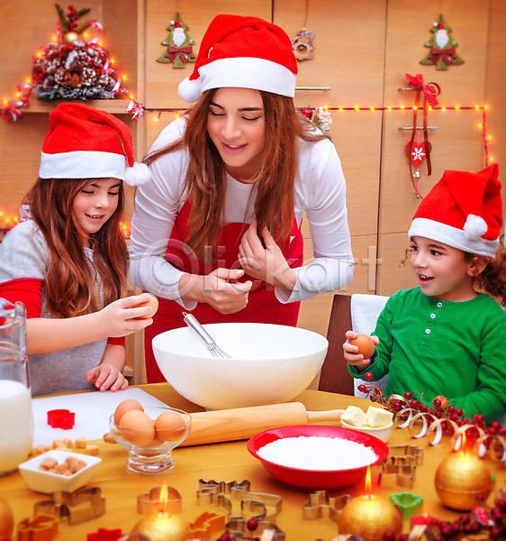 기쁨 준비 축하 행복 백인 사람 세명 어린이 여자 JPG 포토 해외이미지 가족 겨울 굽기 만들기 미소(표정) 빨간색 산타클로스 새해 엄마 요리 음식 장식 전통 주방 쿠키 크리스마스 탁자 학습 해외202004