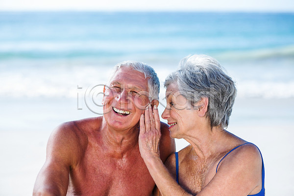 사랑 함께함 행복 70대 남자 노년 노인만 두명 백인 여자 JPG 포토 해외이미지 노후 맑음 모래 물 미소(표정) 바다 수영복 앉기 여름(계절) 커플 파도 포옹 해외202004 화창 휴가