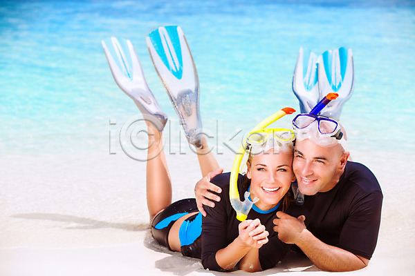 사랑 행복 남자 두명 사람 여자 JPG 포토 해외이미지 가족 눕기 맑음 물갈퀴 미소(표정) 바다 비치웨어 수영복 스노클링 신혼여행 야외 여름(계절) 여행 여행객 지느러미 커플 파란색 해외202004 휴가