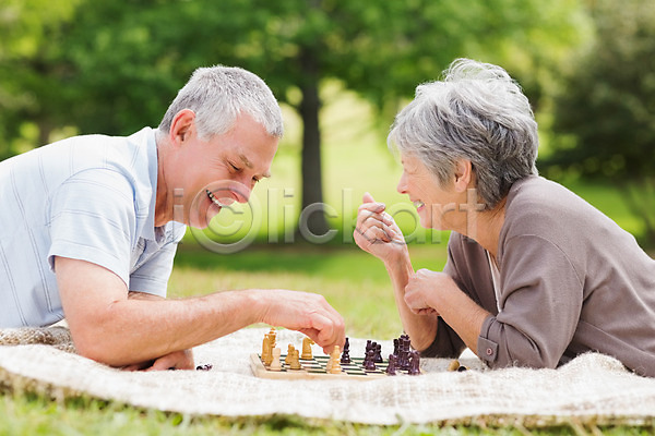 여유 함께함 행복 휴식 60대 70대 남자 노년 노인만 두명 백인 성인 여자 JPG 포토 해외이미지 게임 공원 나무 놀이 라이프스타일 미소(표정) 야외 여름(계절) 짧은머리 체스 카펫 커플 해외202004