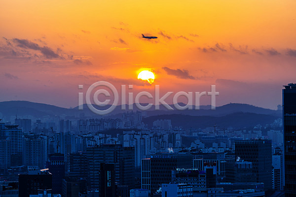 사람없음 JPG 포토 건물 구름(자연) 국내여행 도시풍경 비행기 빌딩 서울 야외 일몰 전경 태양 풍경(경치) 하늘 한국