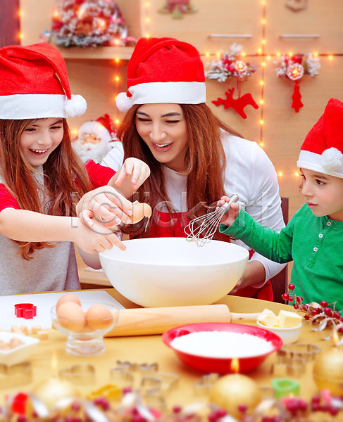 기쁨 준비 축하 행복 사람 세명 소년 아기 어린이 여자 JPG 포토 해외이미지 가족 겨울 굽기 딸 만들기 미소(표정) 빨간색 산타클로스 새해 아들 엄마 요리 음식 장식 전통 주방 쿠키 크리스마스 해외202004