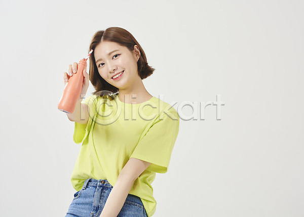 20대 성인 성인여자한명만 여자 한국인 한명 JPG 앞모습 포토 대학생 미소(표정) 바캉스 반바지 빨대 상반신 스튜디오촬영 실내 앉기 여대생 여름(계절) 여름휴가 여학생 우먼라이프 음료 흰배경
