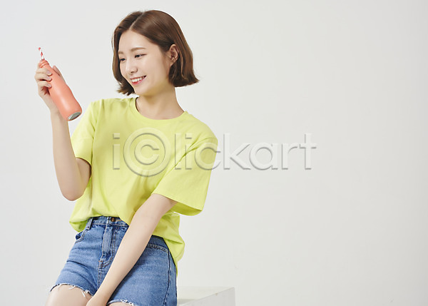 20대 성인 성인여자한명만 여자 한국인 한명 JPG 앞모습 포토 대학생 미소(표정) 바캉스 반바지 빨대 상반신 스튜디오촬영 실내 앉기 여대생 여름(계절) 여름휴가 여학생 우먼라이프 음료 흰배경