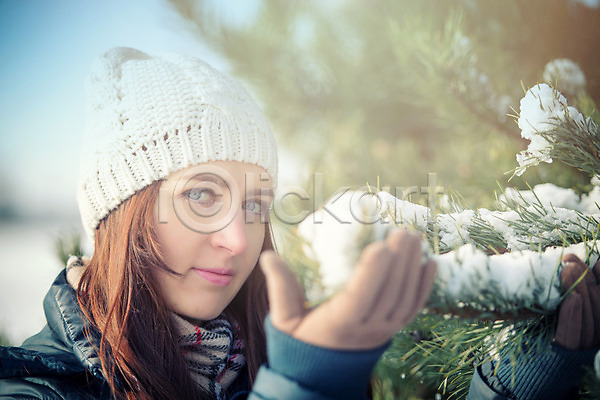 기쁨 따뜻함 새로움 행복 백인 사람 성인 여자 한명 JPG 포토 해외이미지 겨울 계절 긍정 라이프스타일 모델 목도리 미소(표정) 백그라운드 서리 스웨터 야외 옷 유행 해외202004 흰색