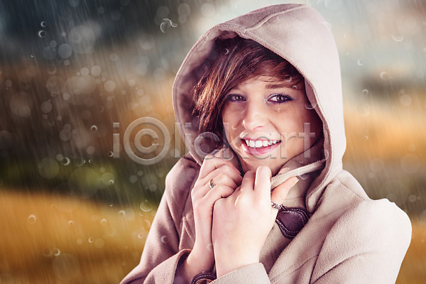 따뜻함 행복 백인 여자 청소년 한명 JPG 포토 해외이미지 갈색머리 겨울 구름(자연) 나무 라이프스타일 미소(표정) 서기 숲 스타일 스튜디오촬영 유행 응시 짧은머리 코트 풍경(경치) 하늘 해외202004 흰배경