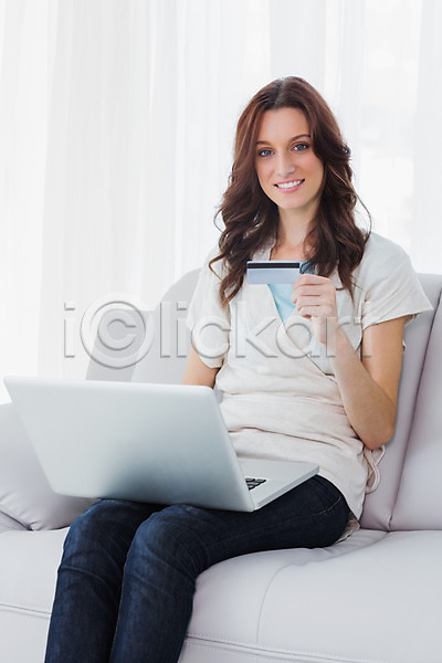 전자상거래 행복 백인 여자 한명 JPG 포토 해외이미지 가정 갈색머리 거실 긴머리 노트북 미소(표정) 소파 쇼핑 신용카드 실내 온라인 응시 인터넷 체크카드 컴퓨터 해외202004