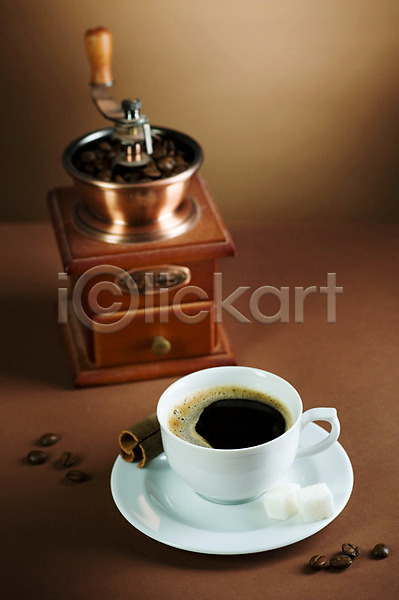 사람없음 JPG 포토 해외이미지 갈색 검은색 그라인더 내부 디자인 머그컵 백그라운드 벽 설탕 에스프레소 음료 음식 카페 카페인 커피 컵 해외202004