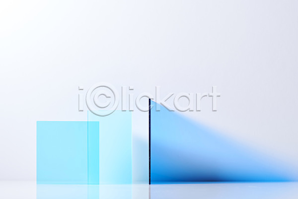 사람없음 JPG 포토 반투명 백그라운드 빛 사각형 삼각형 세개 스튜디오촬영 실내 아크릴 조각 조명 파란색 흰배경