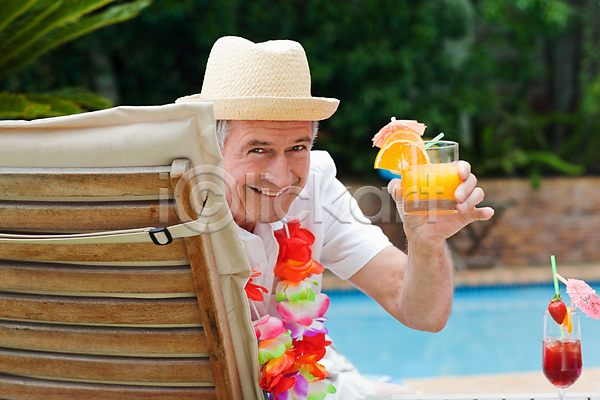 행복 사람 한명 JPG 포토 해외이미지 남편 놀이 마르가리타 멕시코 섬 수영장 시민 아빠 알코올 여름(계절) 여행 여행객 음료 칵테일 크루즈 플로리다 하와이 할아버지 해외202004 휴가