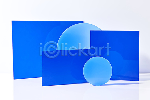 사람없음 JPG 포토 반투명 백그라운드 빛 사각형 스튜디오촬영 실내 아크릴 여러개 원형 조각 조명 파란색 흰배경