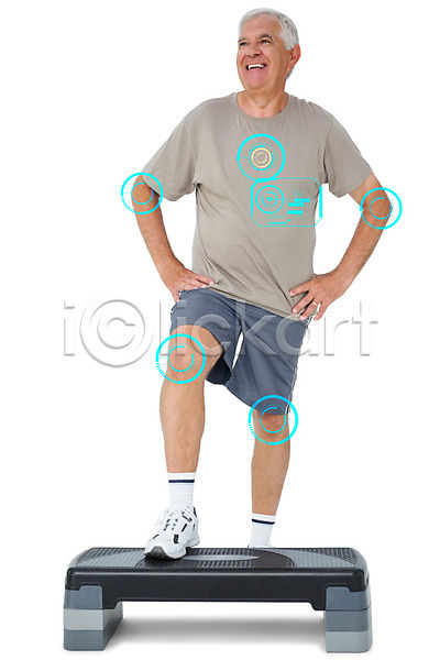 60대 남자 노년 백인 성인 한명 JPG 포토 해외이미지 건강 다이어트 디지털 라이프스타일 바디케어 반바지 신발 앉기 연습 운동 운동복 티셔츠 해외202004