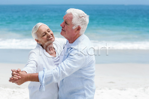 사랑 평화 함께함 행복 70대 남자 노년 노인만 두명 백인 여자 JPG 포토 해외이미지 노후 맑음 모래 물 미소(표정) 바다 여름(계절) 춤 커플 파도 포옹 해외202004 휴가