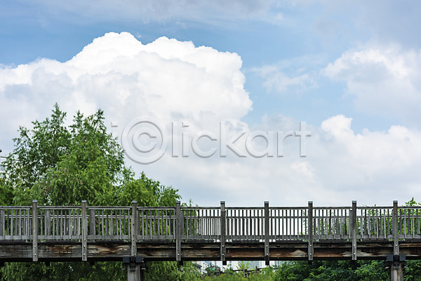 사람없음 JPG 포토 공원 구름(자연) 나무 다리(건축물) 맑음 야외 여름(계절) 여름풍경 육교 주간 풍경(경치) 하늘 힐링