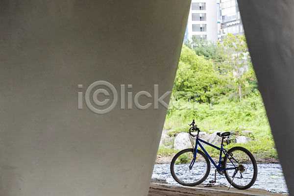 사람없음 JPG 포토 다리밑 맑음 야외 여름(계절) 여름풍경 자전거 주간 풍경(경치) 휴식처 힐링