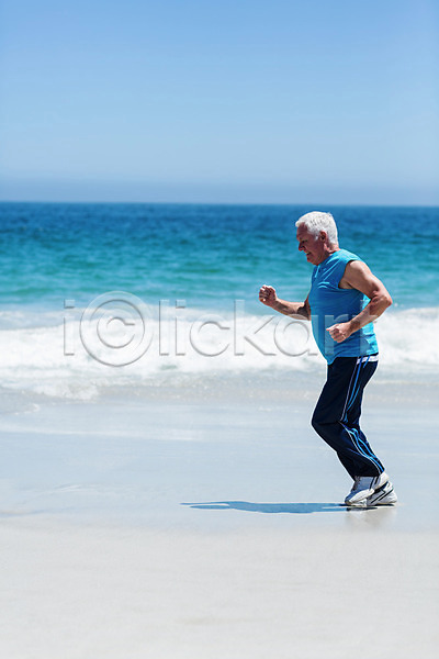 기쁨 행복 70대 남자 백인 한명 JPG 포토 해외이미지 건강 달리기 맑음 물 미소(표정) 바다 스포츠 해외202004