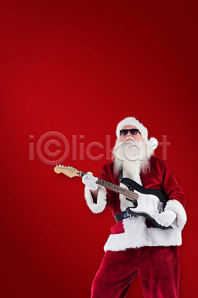 남자 노년 노인남자한명만 한명 JPG 앞모습 포토 해외이미지 기타 빨간색 산타클로스 상반신 선글라스 연주 크리스마스 해외202004