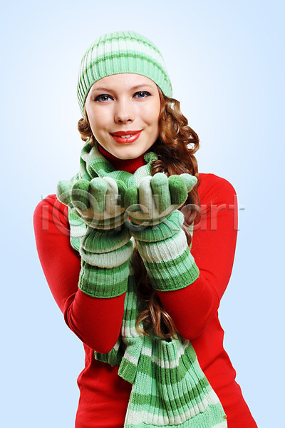 기쁨 따뜻함 행복 10대 백인 사람 성인 여자 한명 JPG 포토 해외이미지 겨울 계절 긍정 돌봄 모델 미소(표정) 백그라운드 손모아장갑 스웨터 옷 유행 해외202004 흰색