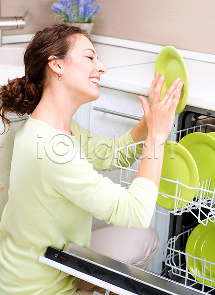 행복 백인 사람 여자 한명 JPG 포토 해외이미지 가사 가정 그릇 기구 넣기 미소(표정) 빨래 아내 위생관리 유리 잡기 접시 주방 주부 청소 해외202004