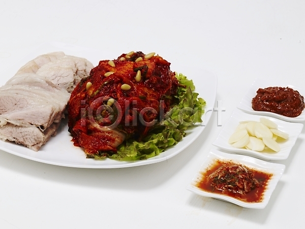사람없음 JPG 포토 그릇 김치 돼지고기 보쌈 상추 스튜디오촬영 야식 요리 음식 접시 한국 한식
