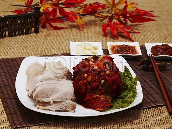 사람없음 JPG 포토 그릇 김치 나뭇가지 단풍 돼지고기 보쌈 상추 실내 야식 요리 음식 접시 젓가락 한국 한식