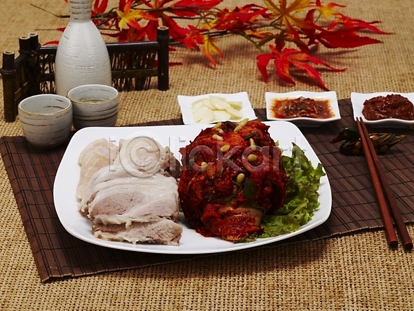 사람없음 JPG 포토 그릇 김치 나뭇가지 단풍 돼지고기 보쌈 상추 실내 야식 요리 음식 접시 한국 한식
