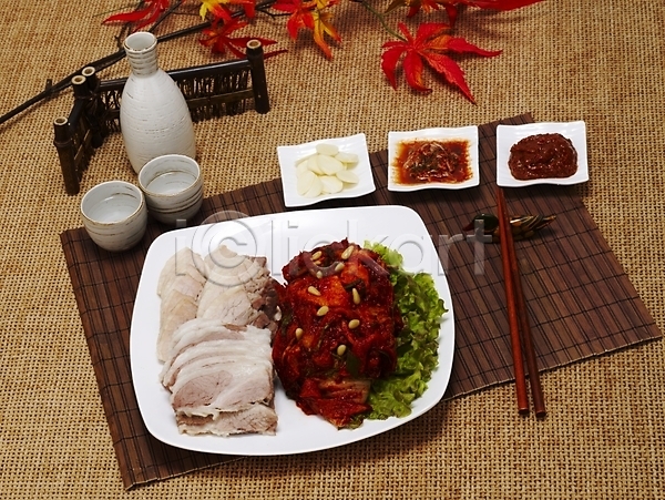 사람없음 JPG 포토 그릇 김치 나뭇가지 단풍 돼지고기 보쌈 상추 실내 야식 요리 음식 접시 한국 한식