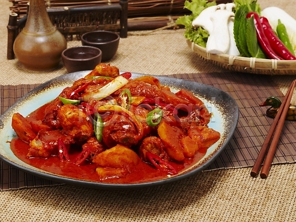 사람없음 JPG 포토 그릇 닭감자탕 닭볶음탕 대나무발 매운맛 실내 요리 음식 접시 젓가락 한식