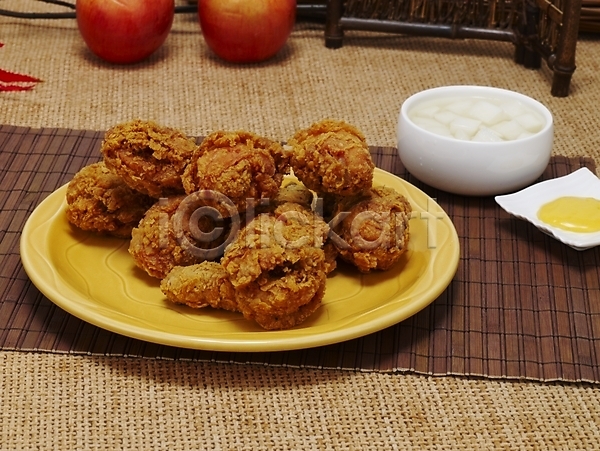 사람없음 JPG 포토 그릇 무 실내 안주 야식 요리 음식 접시 치킨 치킨무 통닭 한국 한식 후라이드치킨