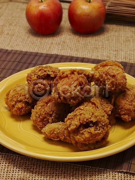 사람없음 JPG 근접촬영 포토 그릇 실내 안주 야식 요리 음식 접시 치킨 통닭 한국 한식 후라이드치킨
