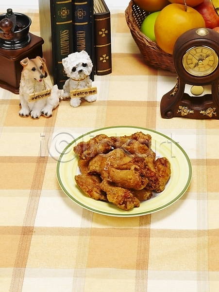 사람없음 JPG 포토 그릇 실내 안주 야식 요리 음식 접시 치킨 탁상시계 통닭 한국 한식 후라이드치킨