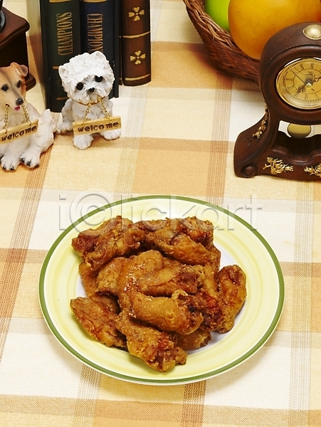 사람없음 JPG 포토 그릇 누끼 실내 안주 야식 요리 음식 접시 치킨 탁상시계 통닭 한국 한식 후라이드치킨