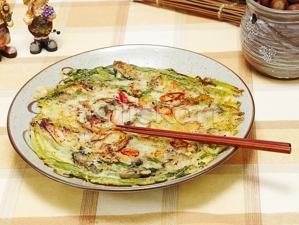 사람없음 JPG 포토 그릇 부침 실내 안주 야식 요리 음식 접시 젓가락 파전 한국 한식 해물파전