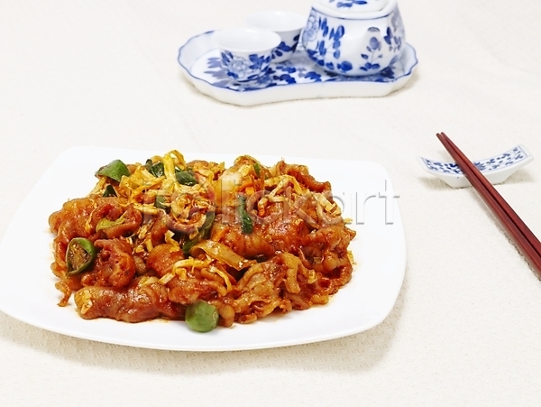 사람없음 JPG 포토 그릇 닭고기 닭발 볶음 스튜디오촬영 안주 야식 요리 음식 접시 젓가락 한국 한식